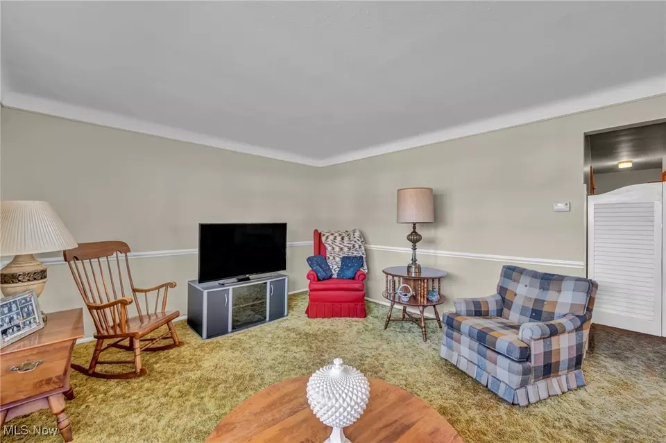 Living - 13732 Carpenter Rd, Garfield Heights, OH 44125 photo 3 of 5