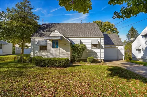 39 Renee Dr, Struthers, OH 44471