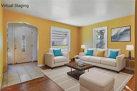Living - 39 Renee Dr, Struthers, OH 44471 photo 3 of 5