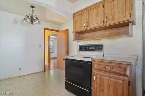 Kitchen - 39 Renee Dr, Struthers, OH 44471 photo 2 of 5