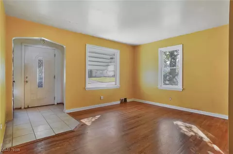 Living - 39 Renee Dr, Struthers, OH 44471 photo 2 of 5