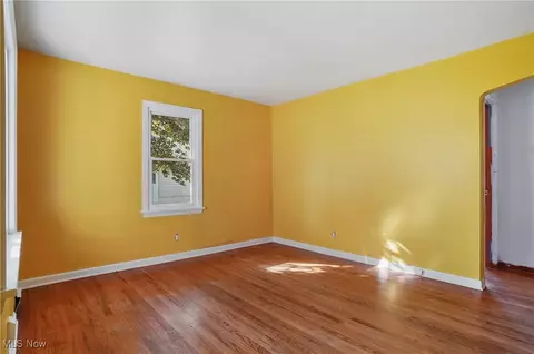 Living - 39 Renee Dr, Struthers, OH 44471 photo 4 of 5