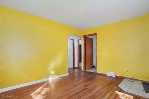 Living - 39 Renee Dr, Struthers, OH 44471 photo 5 of 5