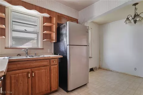 Kitchen - 39 Renee Dr, Struthers, OH 44471 photo 4 of 5