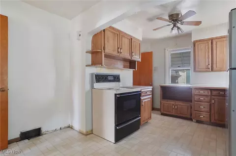 Kitchen - 39 Renee Dr, Struthers, OH 44471 photo 3 of 5