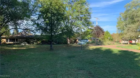 16474 Palmyra Rd, Diamond, OH 44412