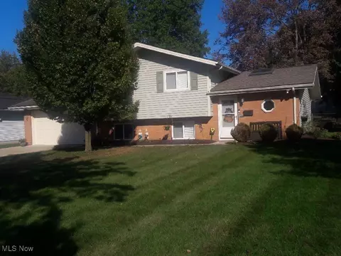 5399 Berkshire Dr, North Olmsted, OH 44070