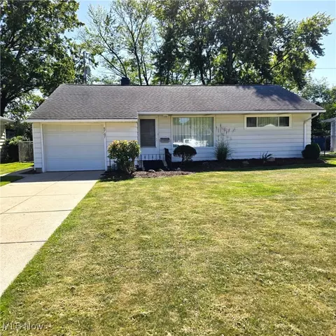 8767 Lynnhaven Rd, Parma Heights, OH 44130