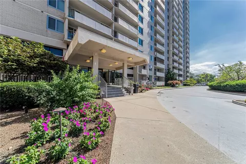 12900 Lake Ave #214, Lakewood, OH 44107
