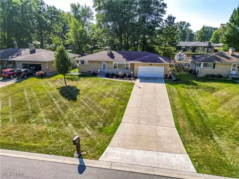 1682 E Parkhaven Dr, Seven Hills, OH 44131 photo 2