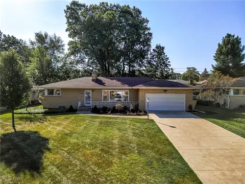 1682 E Parkhaven Dr, Seven Hills, OH 44131