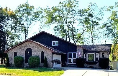 4803 Sassafras Dr, Parma, OH 44129