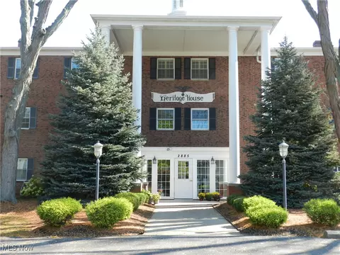 2885 Pease Dr #106, Rocky River, OH 44116