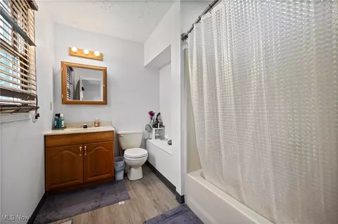 Bath - 1960 E 33rd St, Lorain, OH 44055 photo 2 of 3