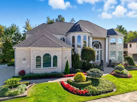 329 Edinburgh Dr, Highland Heights, OH 44143