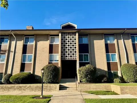 10438 N Church Dr, Parma Heights, OH 44130