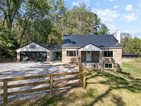 1043 Krumroy Rd, Akron, OH 44306