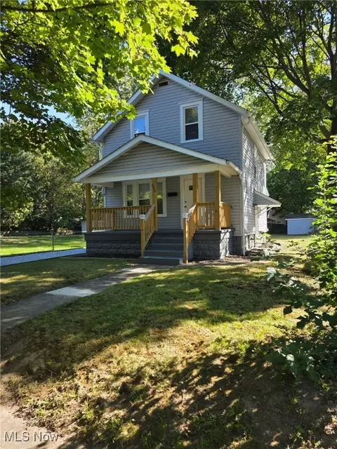 899 Davis St, Akron, OH 44310