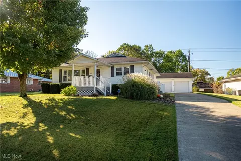 1425 Sleepy Hollow Dr, Coshocton, OH 43812