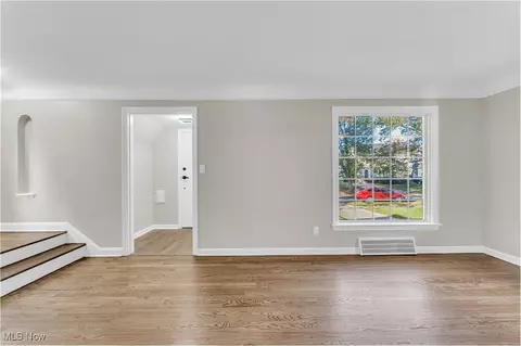155 E 211th St, Euclid, OH 44123 photo 6