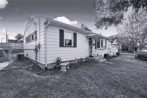 14 N Vine St, Columbiana, OH 44408