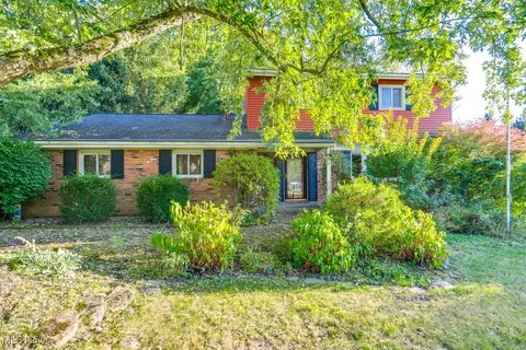 18064 Kenston Lake Dr, Chagrin Falls, OH 44023