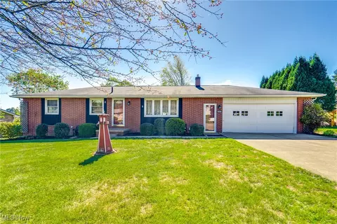 5208 Oakridge Dr, Louisville, OH 44641