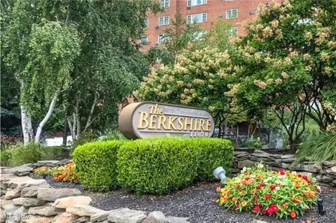 11820 Edgewater Dr #809, Lakewood, OH 44107