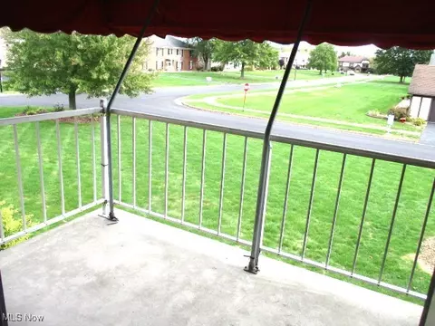 Exterior - 942 Pearson Cir #4, Boardman, OH 44512 photo 2 of 3