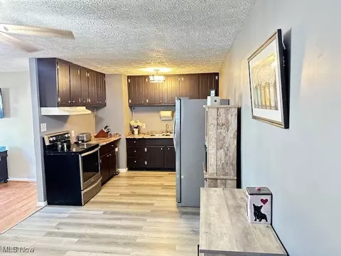 Kitchen - 2194 Santom Rd E, Stow, OH 44224 photo 2 of 3