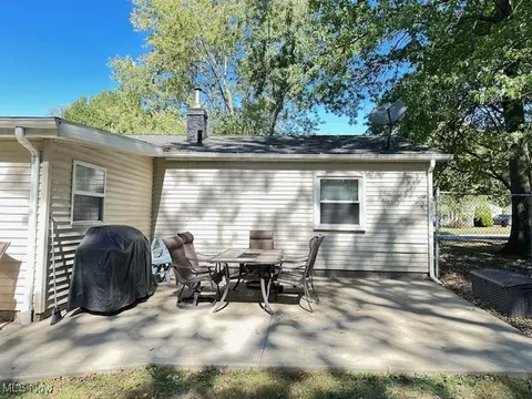 Exterior - 2194 Santom Rd E, Stow, OH 44224 photo 2 of 4