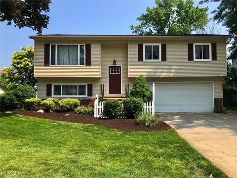 8584 Newcomb Dr, Parma, OH 44129