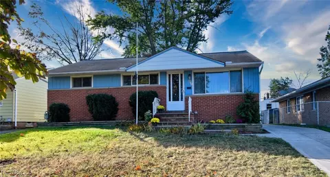 2811 Dellwood Dr, Parma, OH 44134