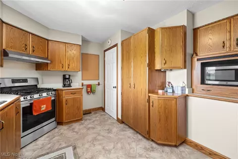 Kitchen - 7305 Darrow Rd, Huron, OH 44839 photo 2 of 3