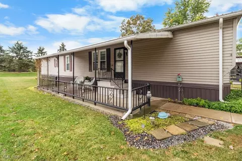 Exterior - 131 Hickory Cir, Elyria, OH 44035 photo 2 of 4