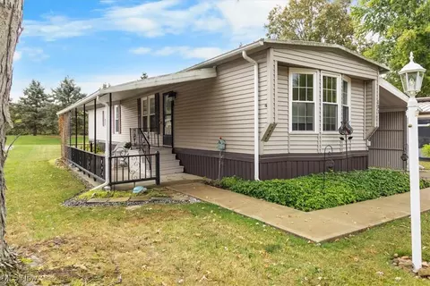 131 Hickory Cir, Elyria, OH 44035