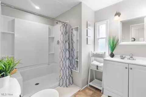 Bath - 131 Hickory Cir, Elyria, OH 44035 photo 1 of 2
