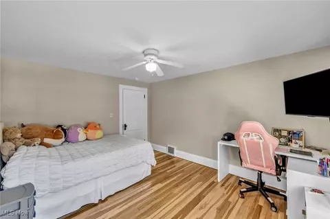 Bedroom - 38850 Harmondale Dr, Willoughby, OH 44094 photo 5 of 5