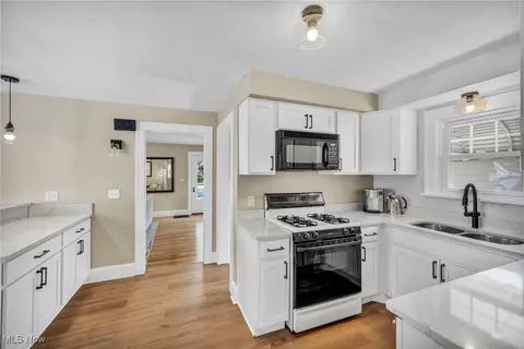 Kitchen - 38850 Harmondale Dr, Willoughby, OH 44094 photo 3 of 4