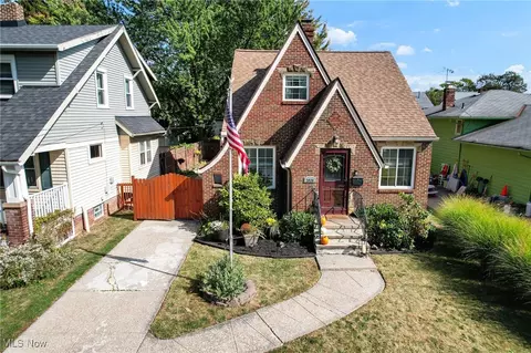 2039 Ferndale Ave, Lakewood, OH 44107
