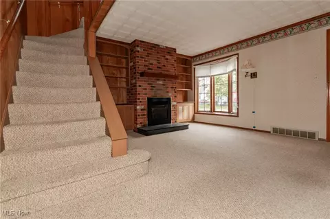 Living - 29967 Phillips Ave, Wickliffe, OH 44092 photo 5 of 6