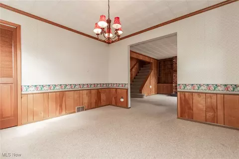 Living - 29967 Phillips Ave, Wickliffe, OH 44092 photo 4 of 6