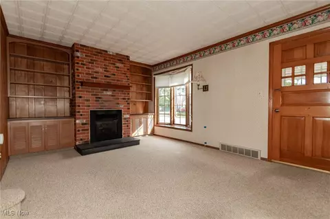 Living - 29967 Phillips Ave, Wickliffe, OH 44092 photo 6 of 6