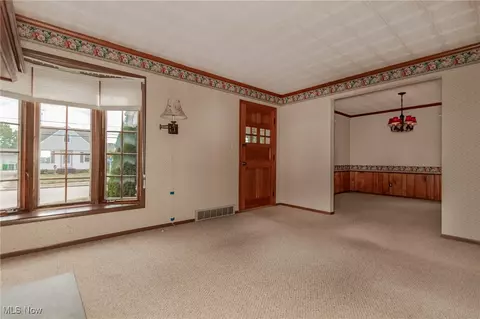Living - 29967 Phillips Ave, Wickliffe, OH 44092 photo 3 of 6