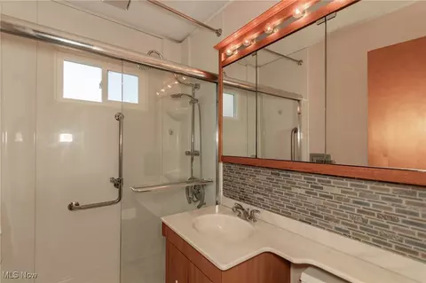 Bath - 29967 Phillips Ave, Wickliffe, OH 44092 photo 1 of 3