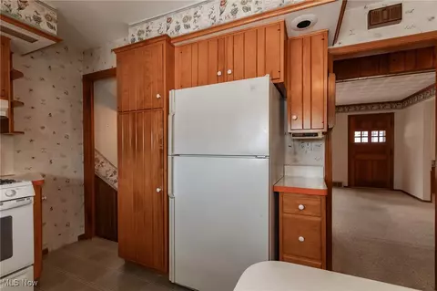 Kitchen - 29967 Phillips Ave, Wickliffe, OH 44092 photo 4 of 4