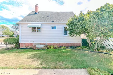 Exterior - 29967 Phillips Ave, Wickliffe, OH 44092 photo 3 of 4