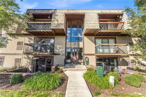 9660 Cove Dr #F13, North Royalton, OH 44133