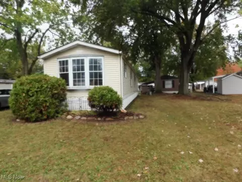 30 Flagler Dr, Olmsted Twp, OH 44138