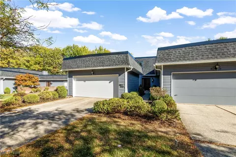19240 Briarwood Ln, Strongsville, OH 44149